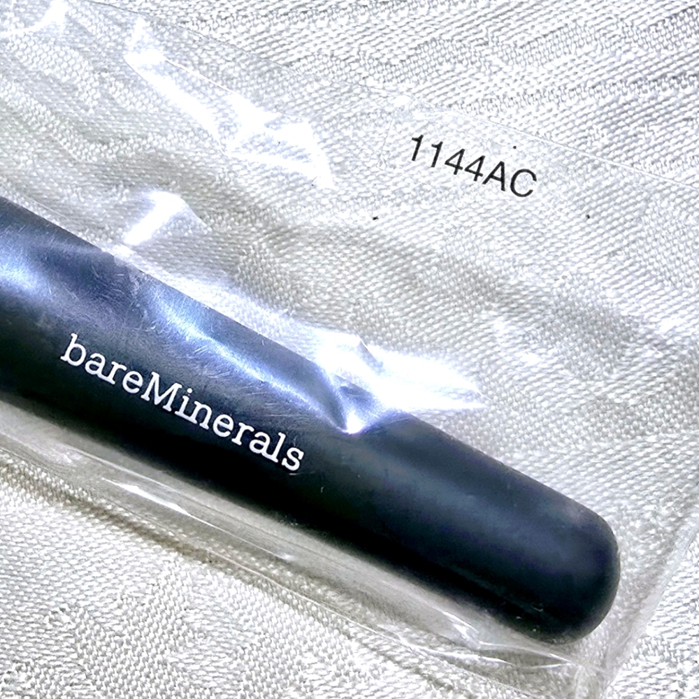 NEW! bareMinerals Angled Precision Makeup Face Brush (1144AC)